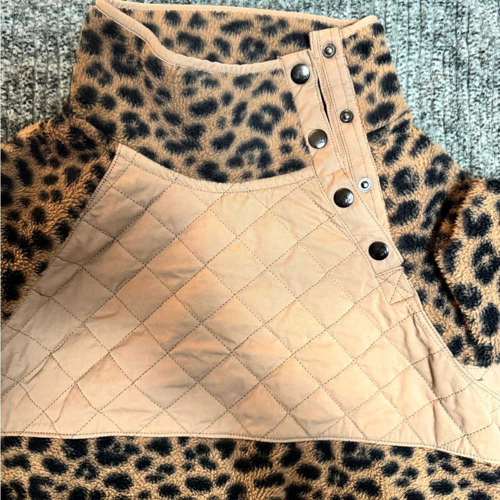 Abercrombie & Fitch 
Chic Leopard Print Quilted Top